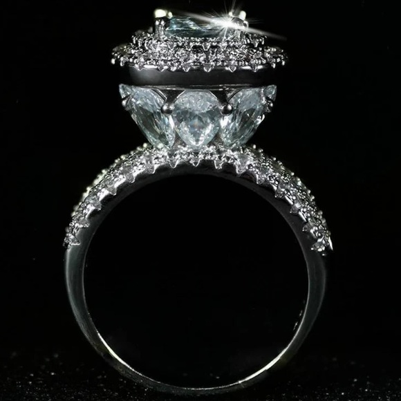 Sterling silver luxury engagement ring - Picture 2 of 6